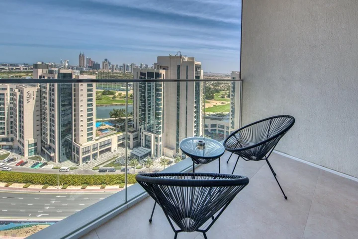 Дубай: Urban 1BR w Golf Course Views