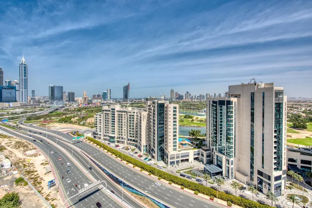Дубай: Urban 1BR w Golf Course Views