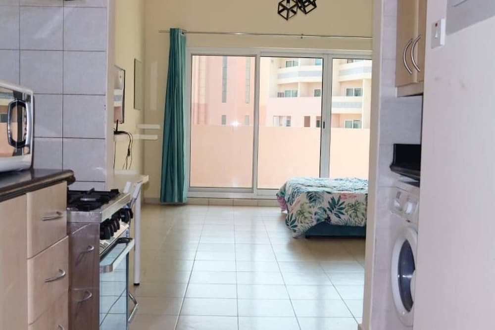 Дубай: Lovely Family Friendly Furnished Studio With Balcony and Pool