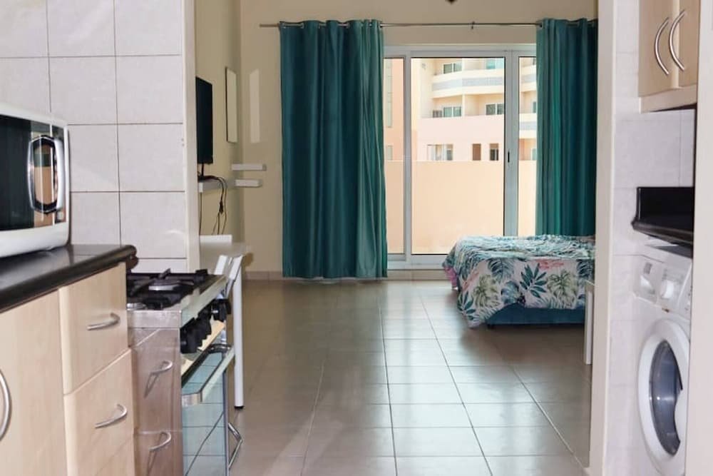 Дубай: Lovely Family Friendly Furnished Studio With Balcony and Pool