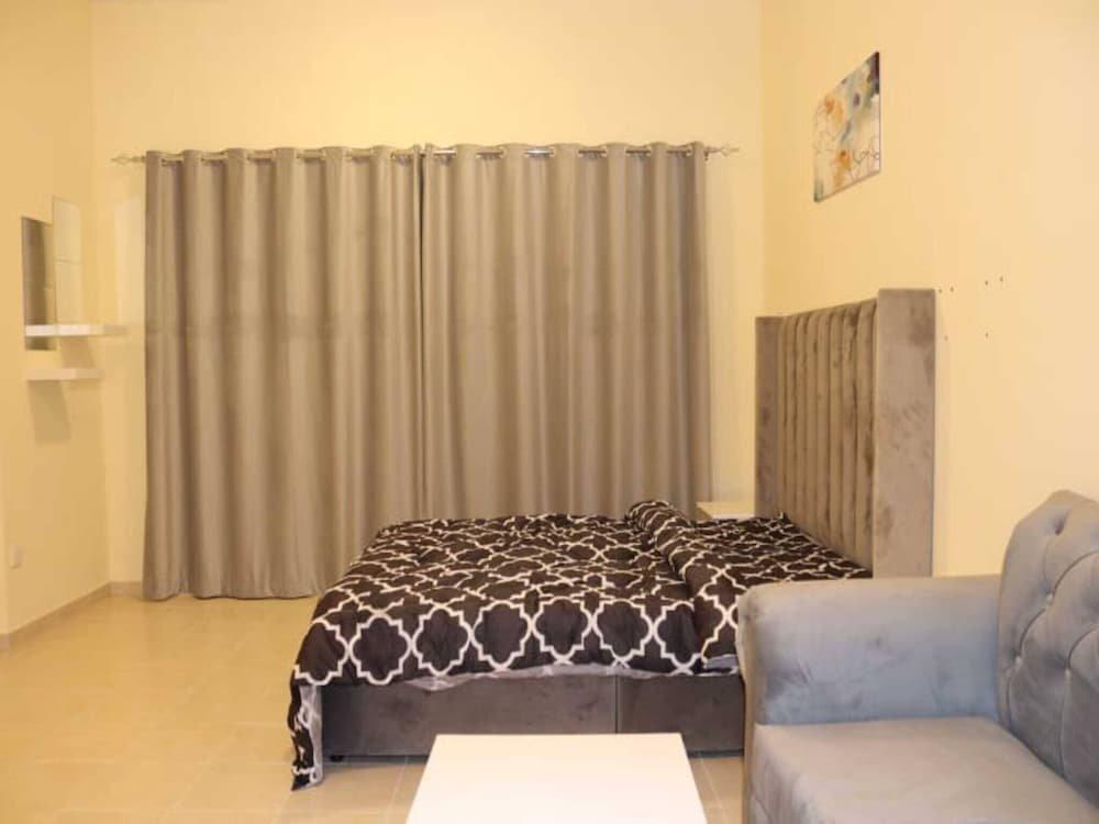 Дубай: Lovely Studio With Balcony And Free Parking