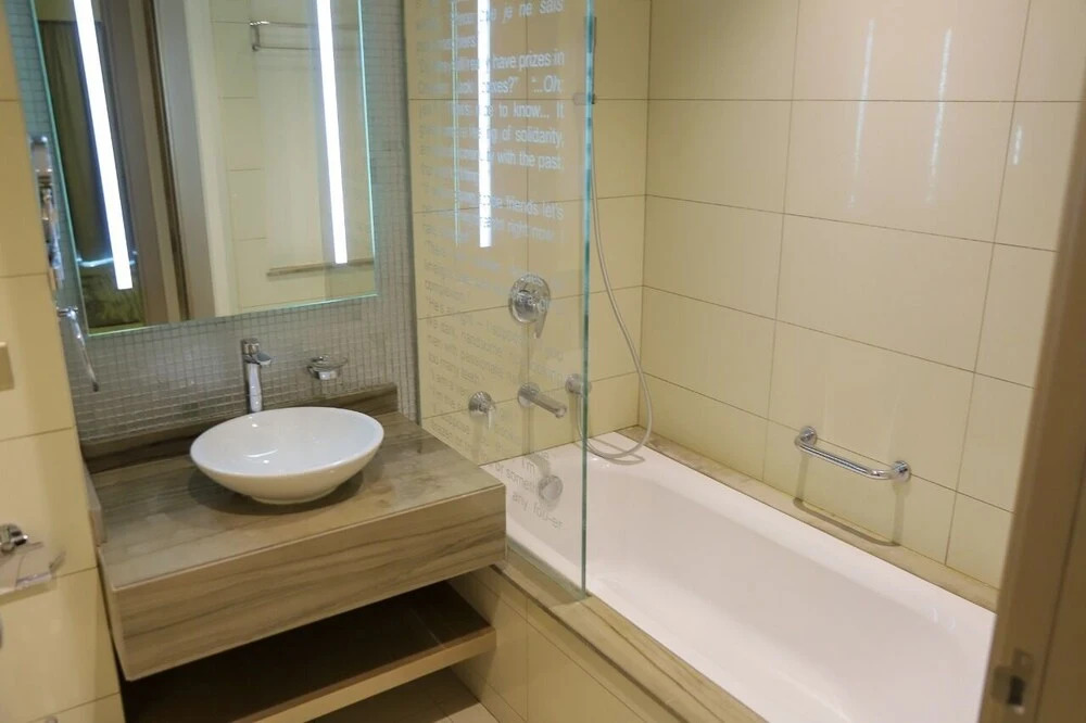 Дубай: Fully Furnished 3 Bedroom in Paramount Prime Location Spacious Layout