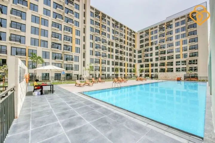 Дубай: Una Modern Studio Town Square