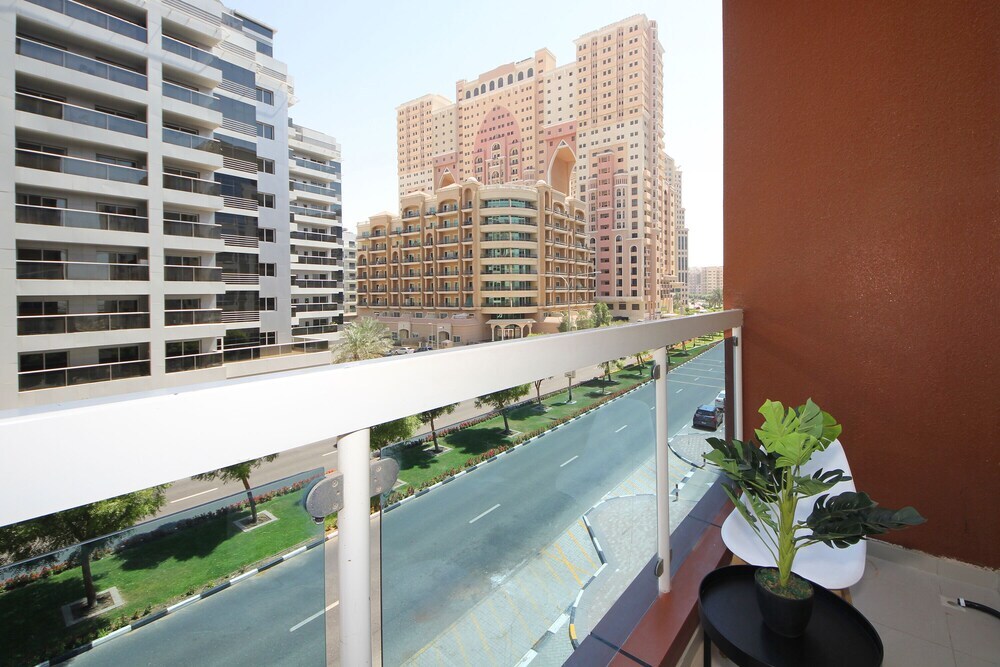 Дубай: Premium 1 BHK in La Vista Silicon Oasis