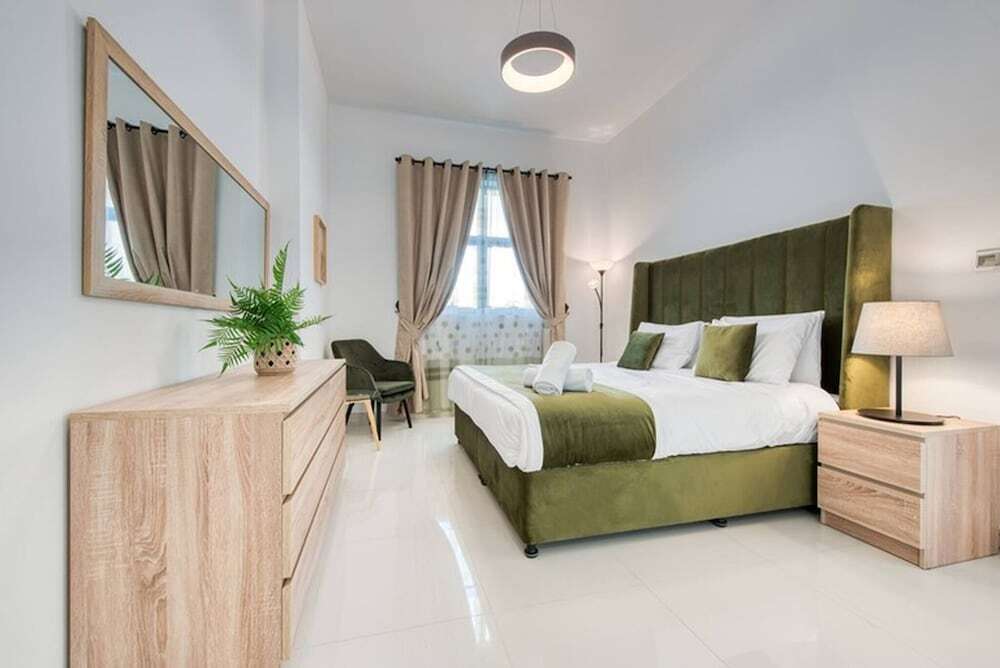 Дубай: Dezire Beautiful Spacious Brand New With Balcony