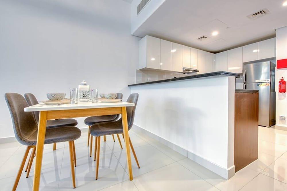 Дубай: Dezire Beautiful Spacious Brand New With Balcony