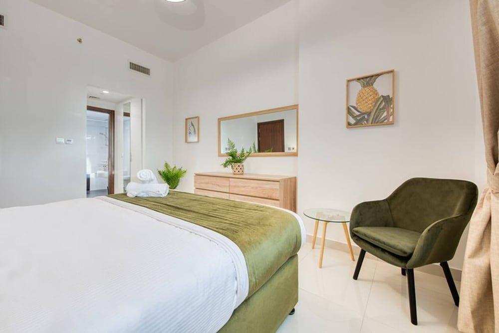 Дубай: Dezire Beautiful Spacious Brand New With Balcony