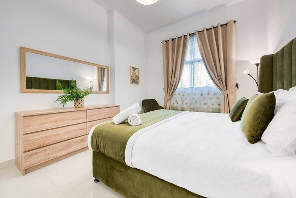 Дубай: Dezire Beautiful Spacious Brand New With Balcony
