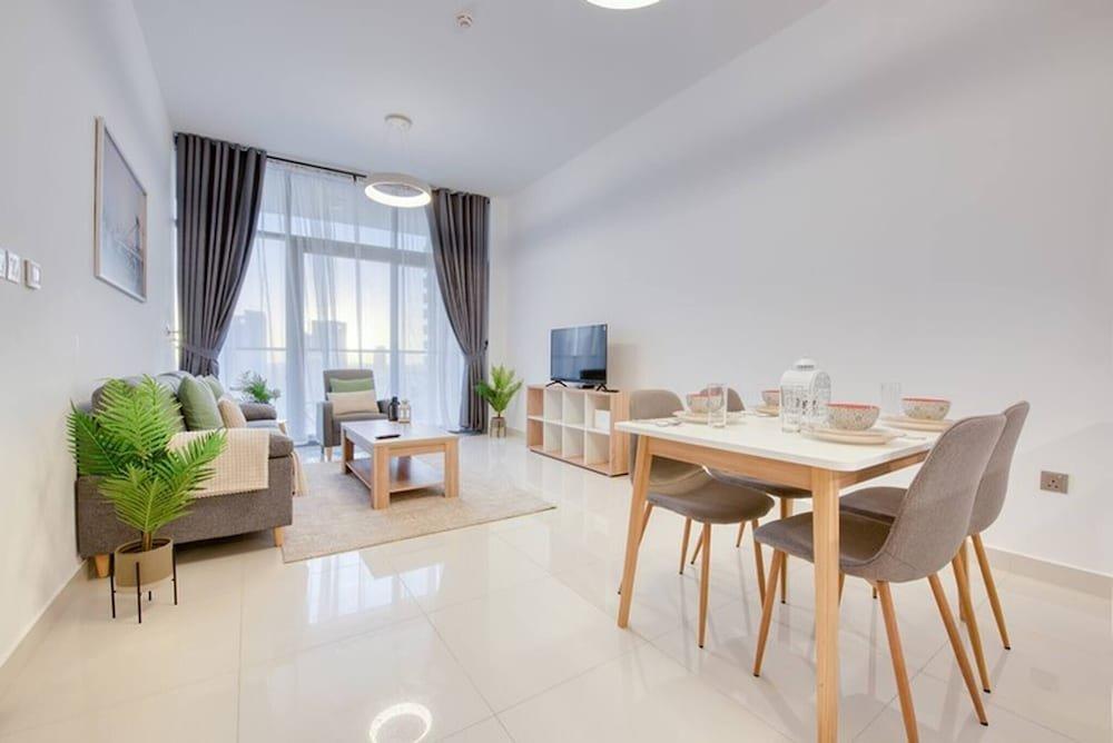 Дубай: Dezire Beautiful Spacious Brand New With Balcony