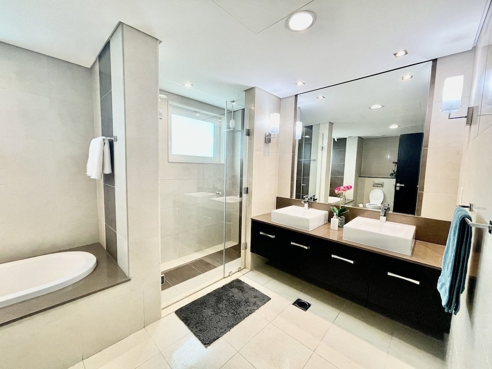 Дубай: Luxurious 4B Villa With Garden Al Furjan