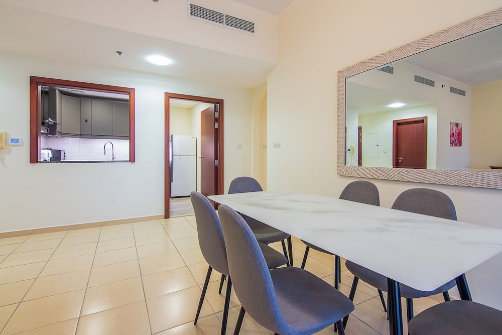 Дубай: Jbr Very Cozy 2 Br Apartment High Floor Sea View