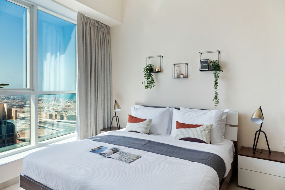 Дубай: Maison Privee - Brand New Apt w/Lake Walkways, Clse to Beach