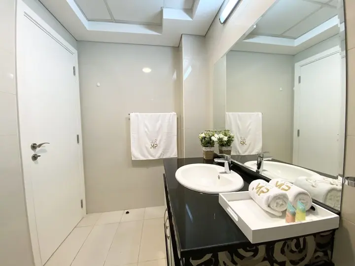 Дубай: Luxe Apt with Panoramic Views and Terrace