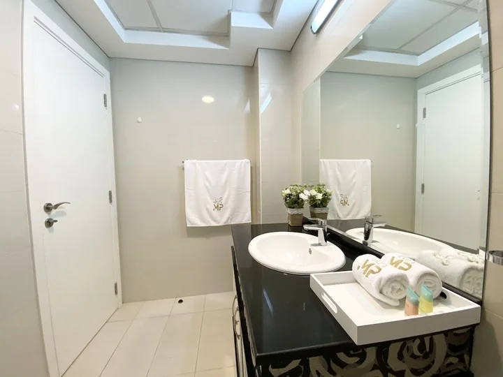 Дубай: Luxe Apt with Panoramic Views and Terrace
