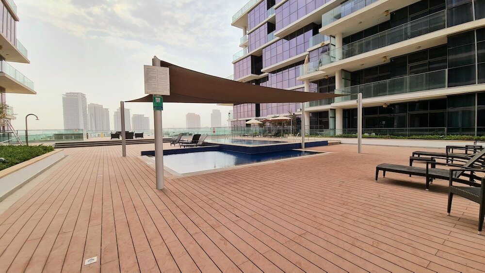 Дубай: Marco Polo - Serene 1 BR APT amidst Golf Course with Gym & Pool