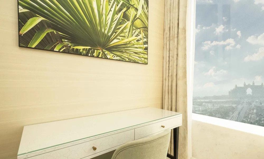 Дубай: LUX Iconic Views at Palm Tower Suite 4