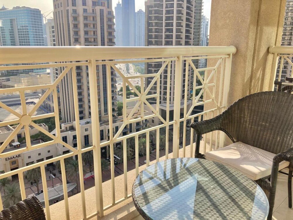 Дубай: Stunning Downtown apartment with balcony
