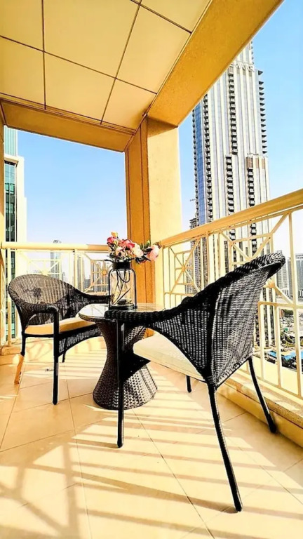 Дубай: Stunning Downtown apartment with balcony