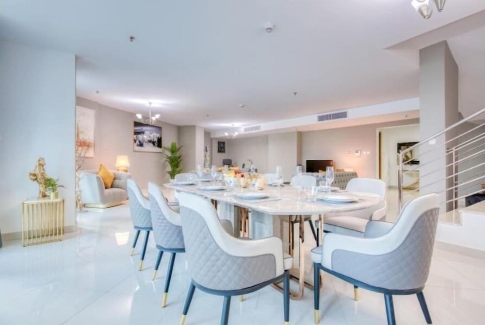 Дубай: Luxurious 4 Bedroom Duplex Villa Apartment Near JBR
