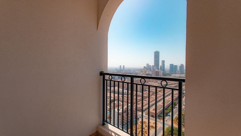 Дубай: Lofty apt with panoramic view terrace