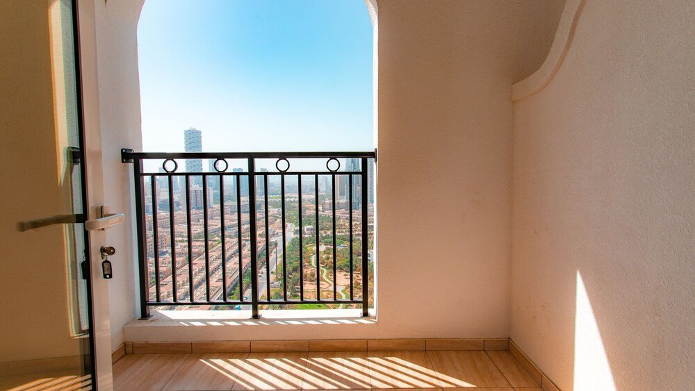 Дубай: Lofty apt with panoramic view terrace