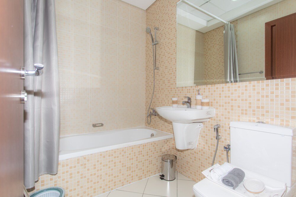 Дубай: Lofty apt with panoramic view terrace