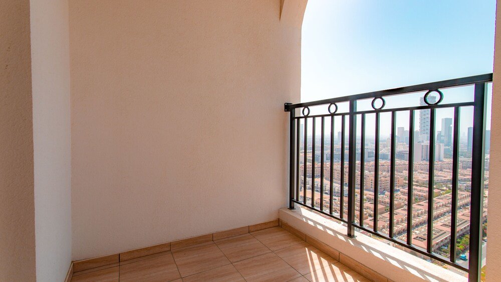 Дубай: Lofty apt with panoramic view terrace