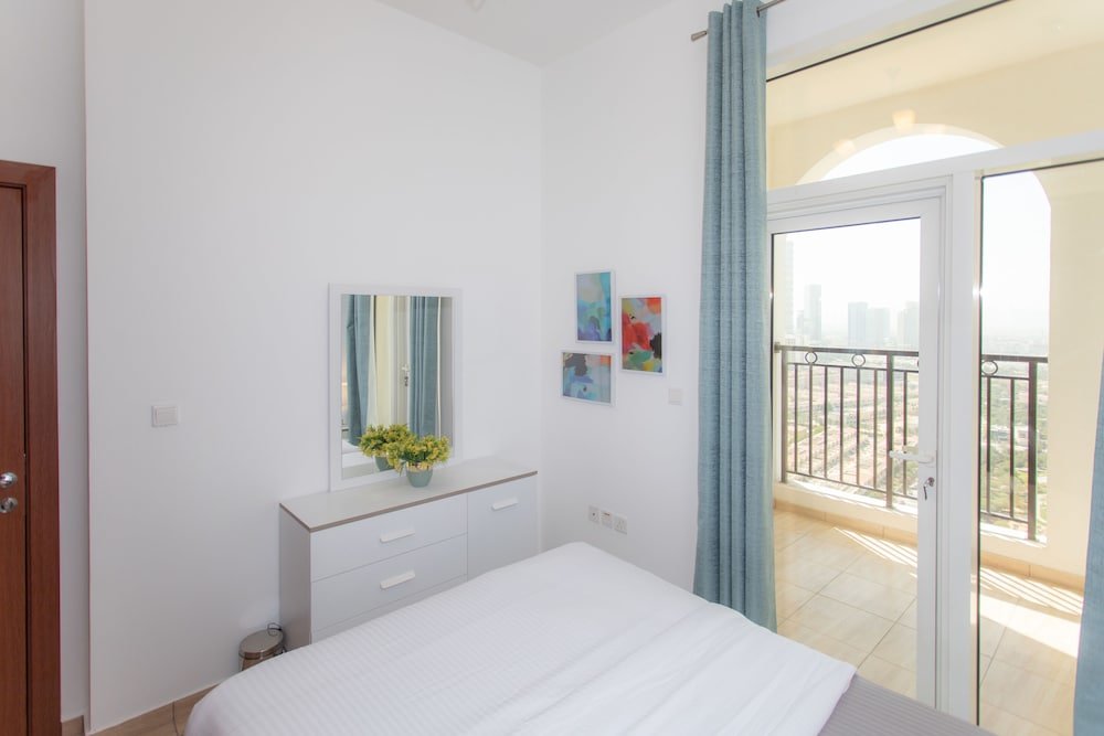 Дубай: Lofty apt with panoramic view terrace