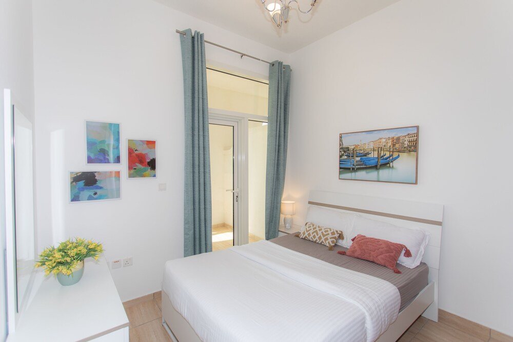 Дубай: Lofty apt with panoramic view terrace