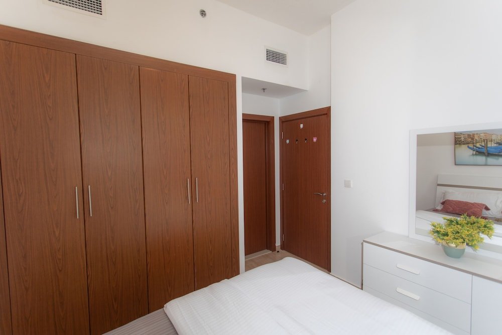 Дубай: Lofty apt with panoramic view terrace
