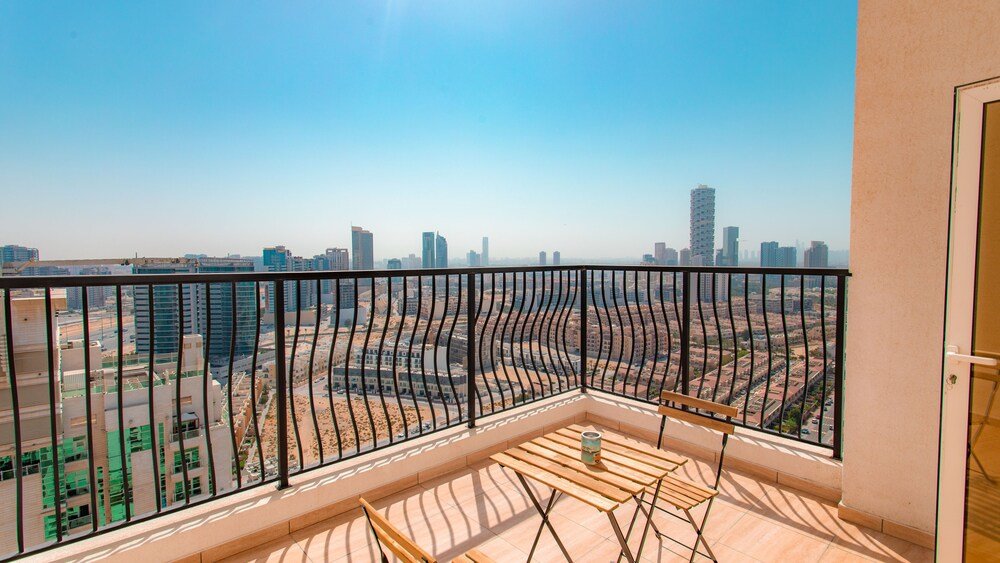 Дубай: Lofty apt with panoramic view terrace
