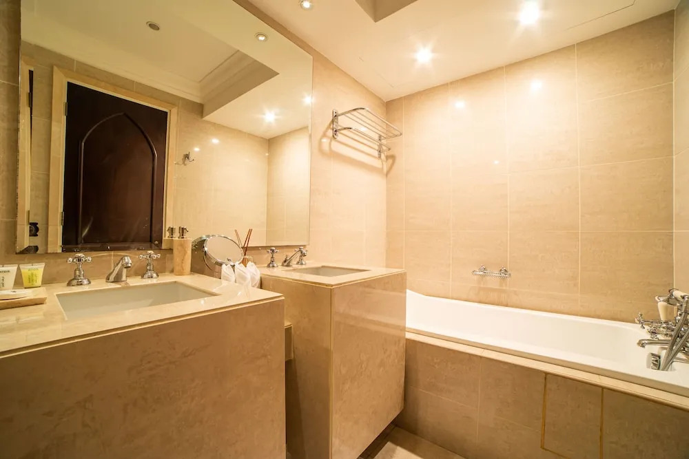 Дубай: Amazing 1 BR Apartment Souk AlBahar 4105