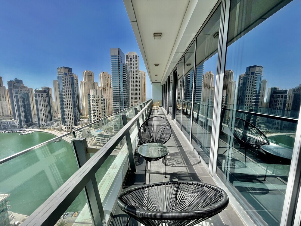 Дубай: Stunning 3B Spacious Marina View With Balcony