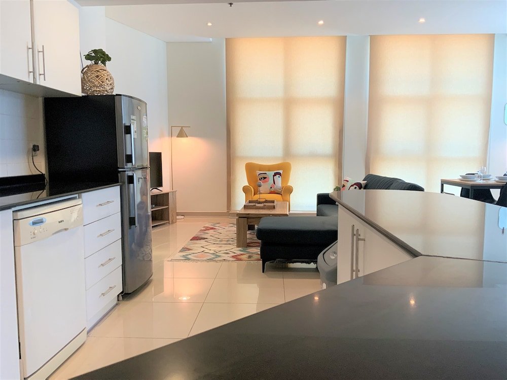 Дубай: DHLA - Modern 2BR balcony in Marina