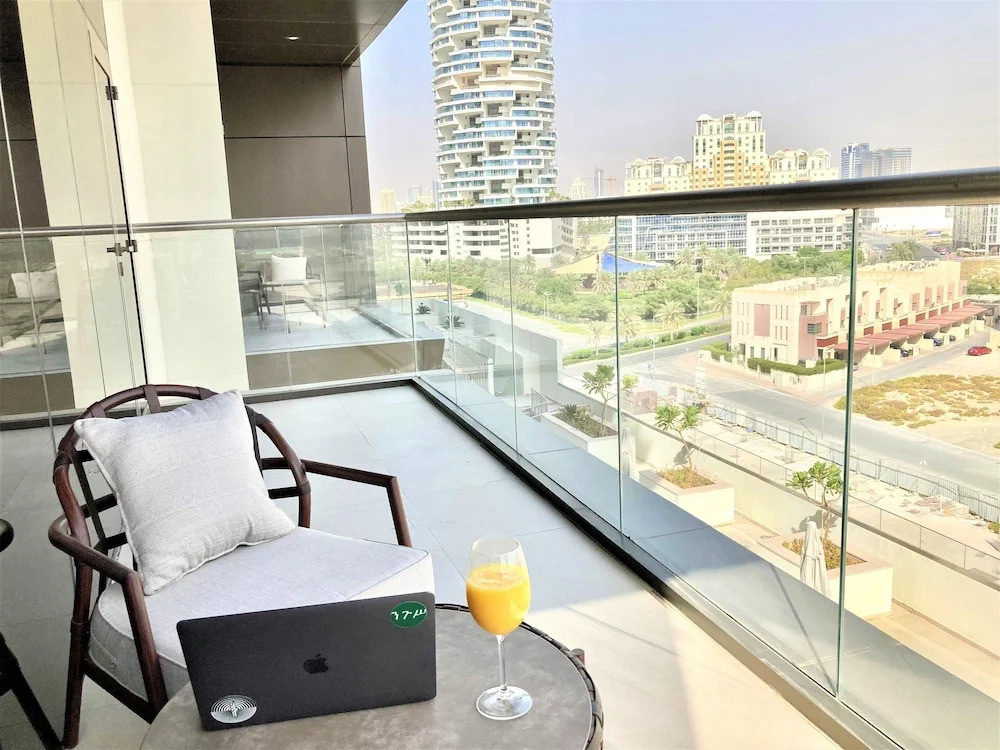 Дубай: Amazing Living Park View JVC -1bed With Balcony