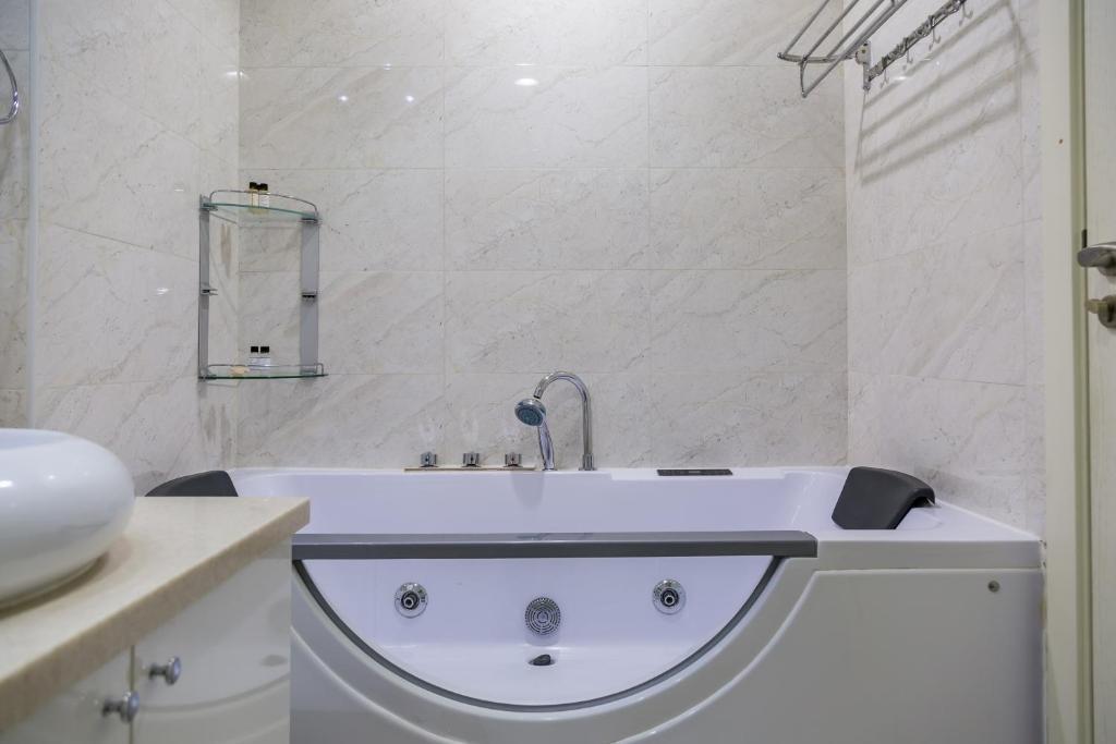 Дубай: HiGuests Vacation Homes - Atlantic Tower