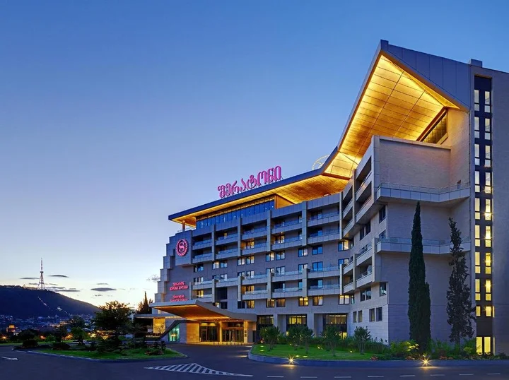 Тбилиси: Sheraton Grand Tbilisi Metechi Palace