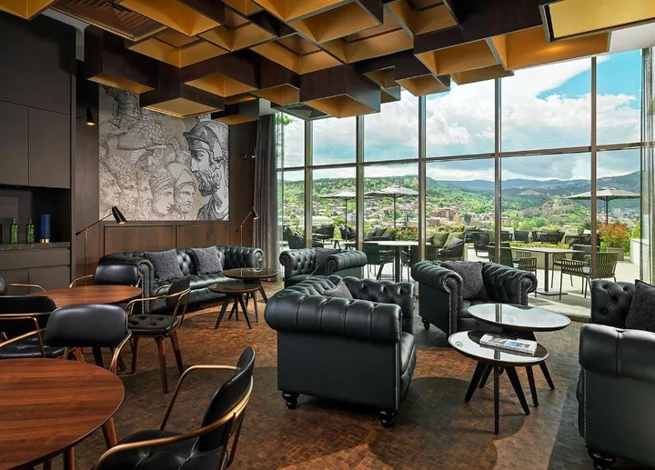 Тбилиси: Sheraton Grand Tbilisi Metechi Palace