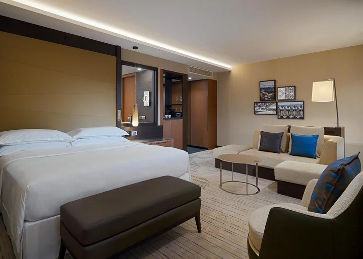 Тбилиси: Sheraton Grand Tbilisi Metechi Palace