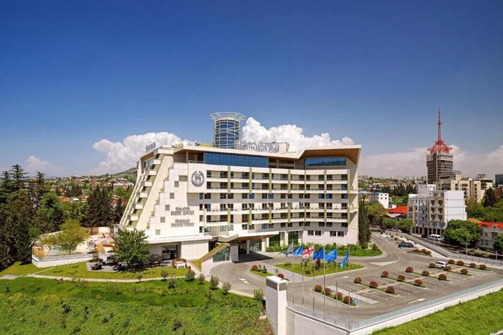 Тбилиси: Sheraton Grand Tbilisi Metechi Palace
