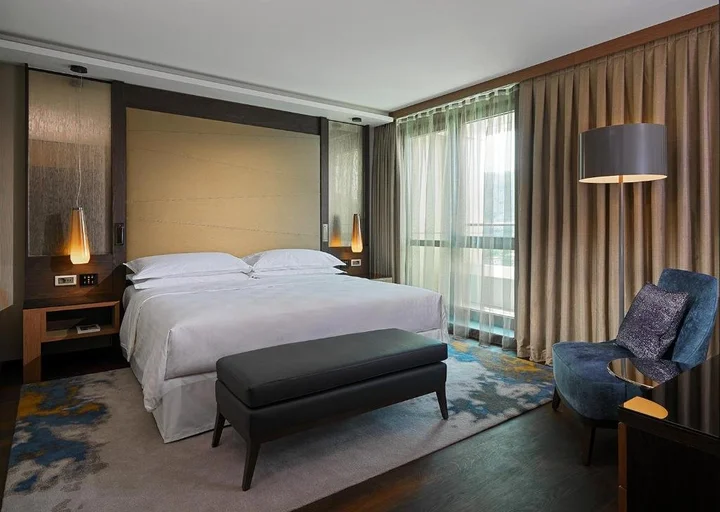 Тбилиси: Sheraton Grand Tbilisi Metechi Palace