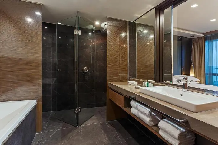 Тбилиси: Sheraton Grand Tbilisi Metechi Palace
