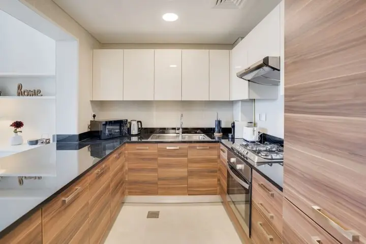 Дубай: Modern En-suite Flat w/ Dubai Marina View!