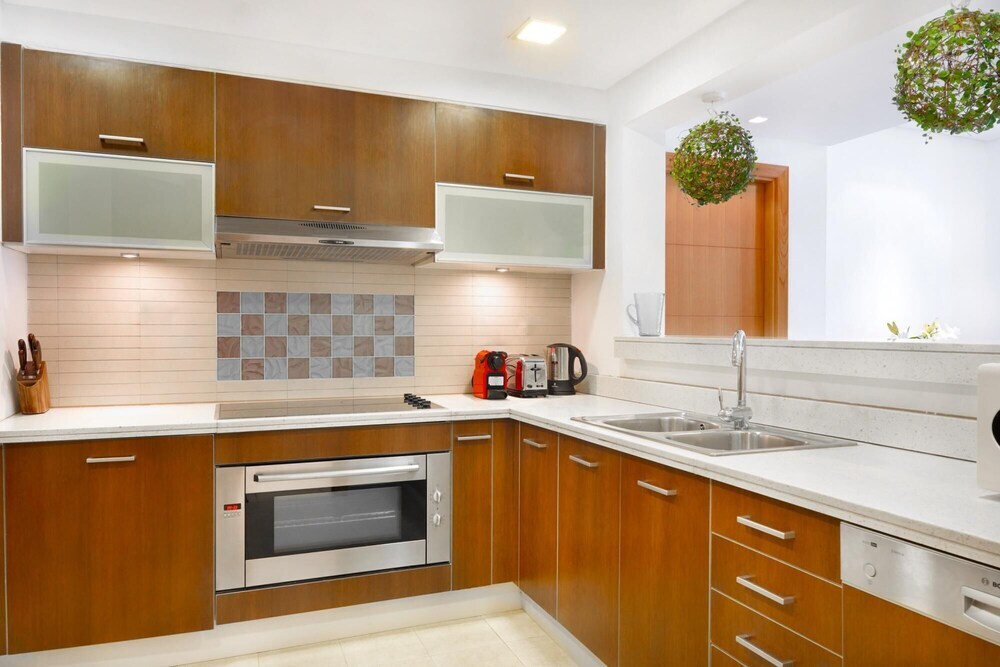 Дубай: Modern and Airy 2BR in Palm Jumeirah