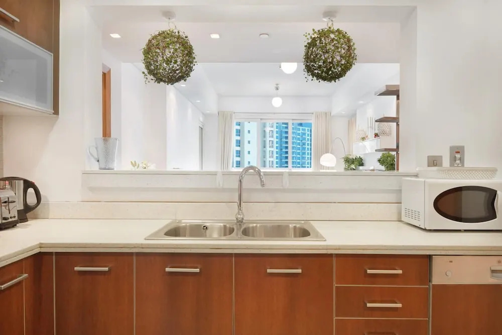 Дубай: Modern and Airy 2BR in Palm Jumeirah