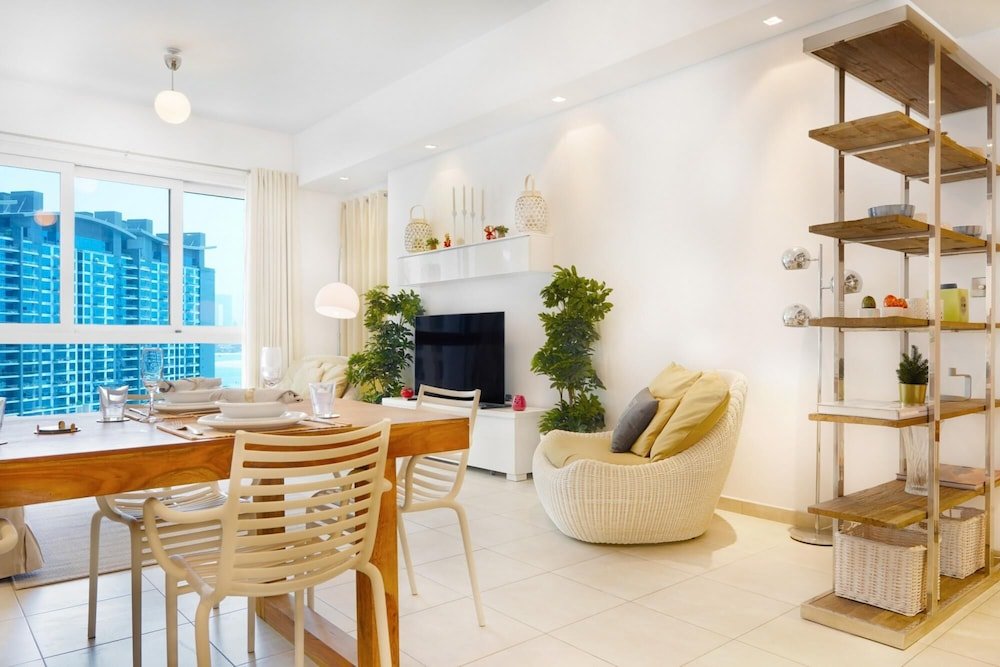 Дубай: Modern and Airy 2BR in Palm Jumeirah