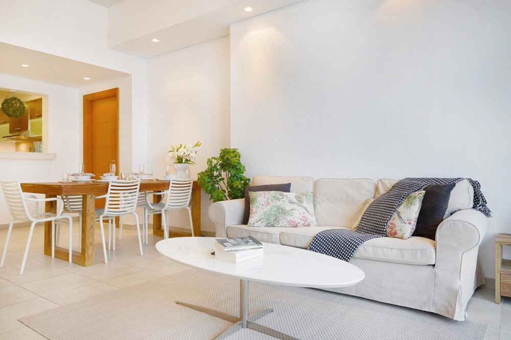 Дубай: Modern and Airy 2BR in Palm Jumeirah