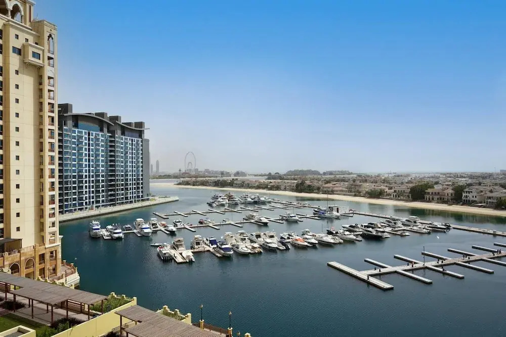 Дубай: Modern and Airy 2BR in Palm Jumeirah