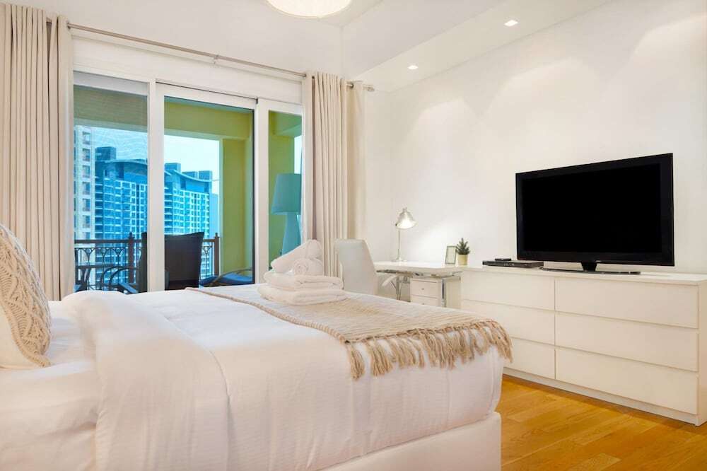 Дубай: Modern and Airy 2BR in Palm Jumeirah