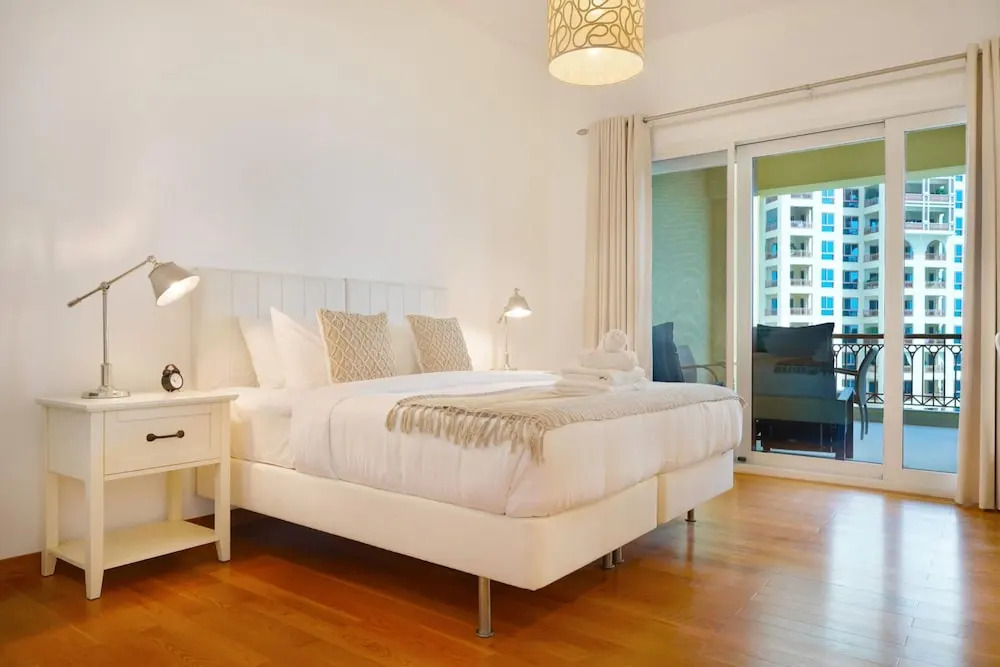 Дубай: Modern and Airy 2BR in Palm Jumeirah